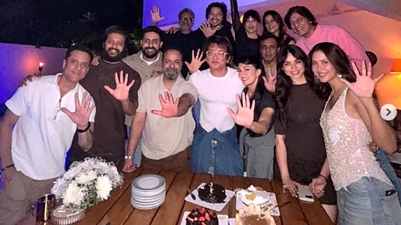 It`s a wrap for Akshay Kumar, Abhishek Bachchan`s `Housefull 5`