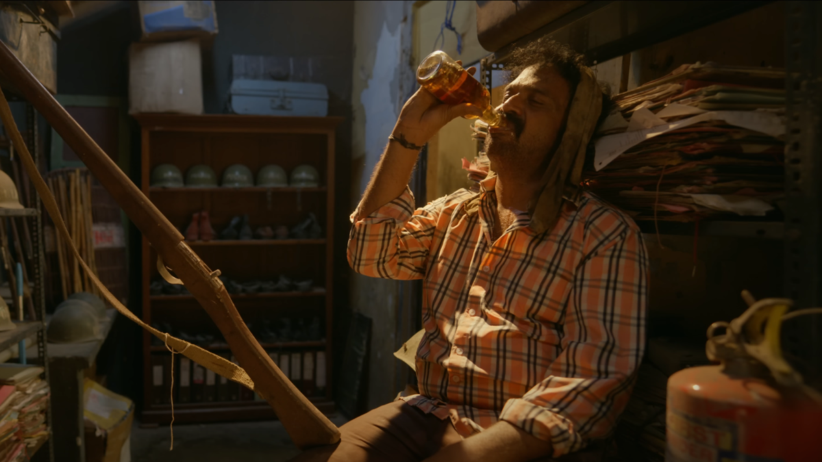 ‘Bottle Radha’ movie review: Guru Somasundaram powers a scathing drama that goes for heart over intellect