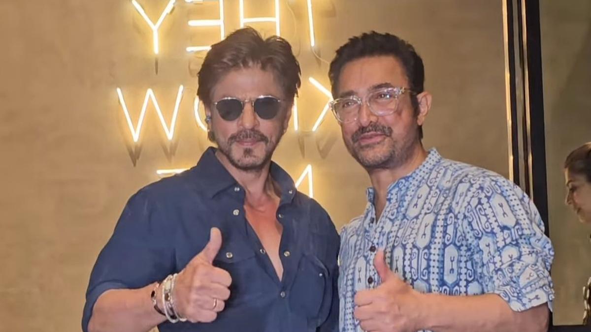 Shah Rukh Khan, Aamir Khan share warm hug at ‘Loveyapa’ screening