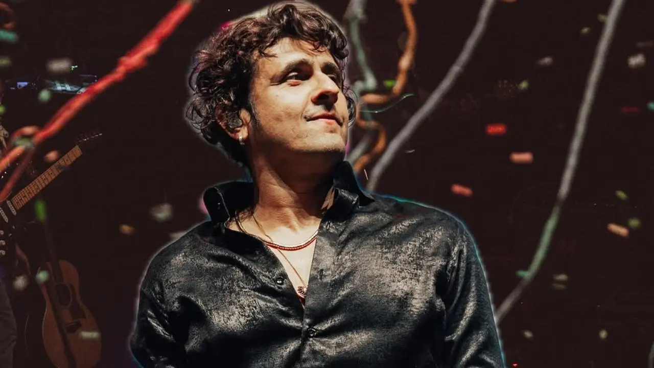 Sonu Nigam cries on stage while singing Mere Dholna Sun – watch video