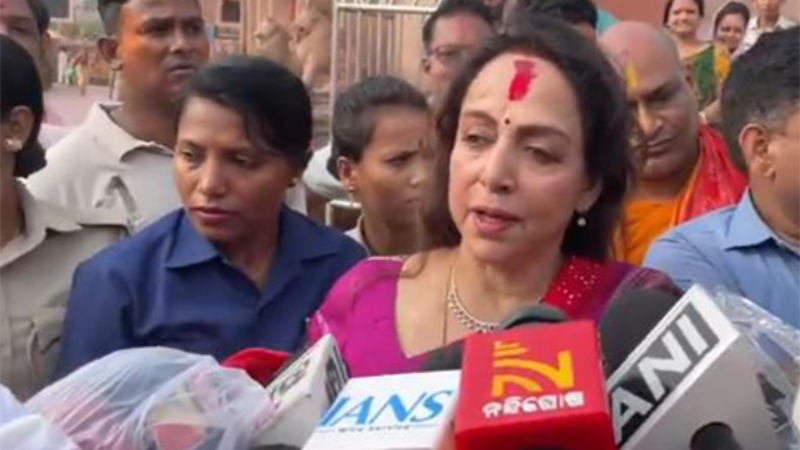 Hema Malini offers prayers at Jagannath Temple in Puri –