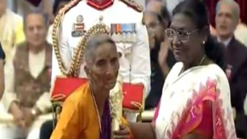 96-year-old puppeteer Bhimavva Doddabalappa Shillekyathara conferred with Padma Shri - Public TV English