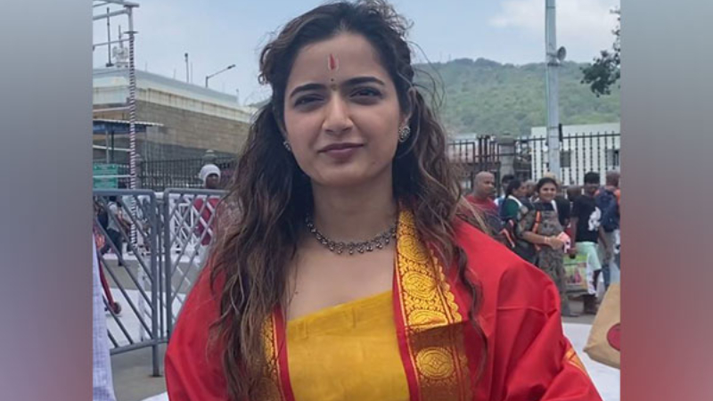 Actress Ashika Ranganath visit Tirumala Temple to offer prayers - Public TV English