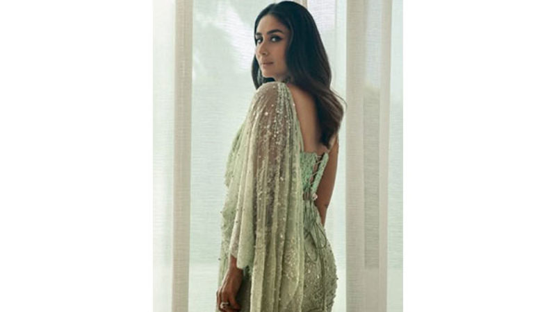 Kareena Kapoor Khan leaves fans nostalgic as she grooves to 'Chammak Challo' at Dubai event - Public TV English