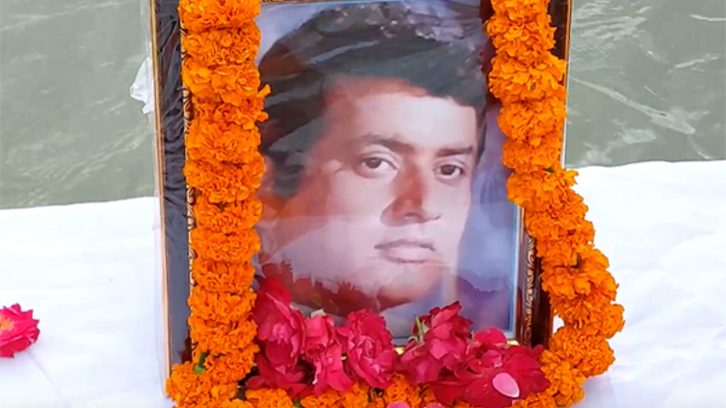 Manoj Kumar's ashes immersed in river Ganga at Haridwar - Public TV English