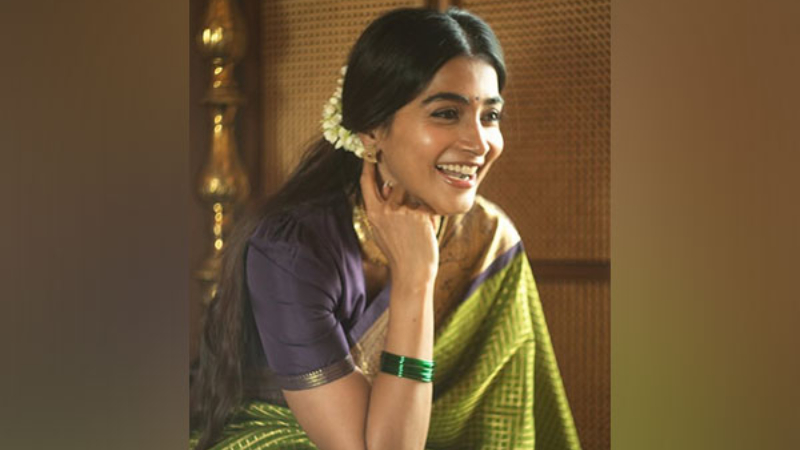 Pooja Hegde remembers her grandmother as she wears a 70-year-old saree - Public TV English