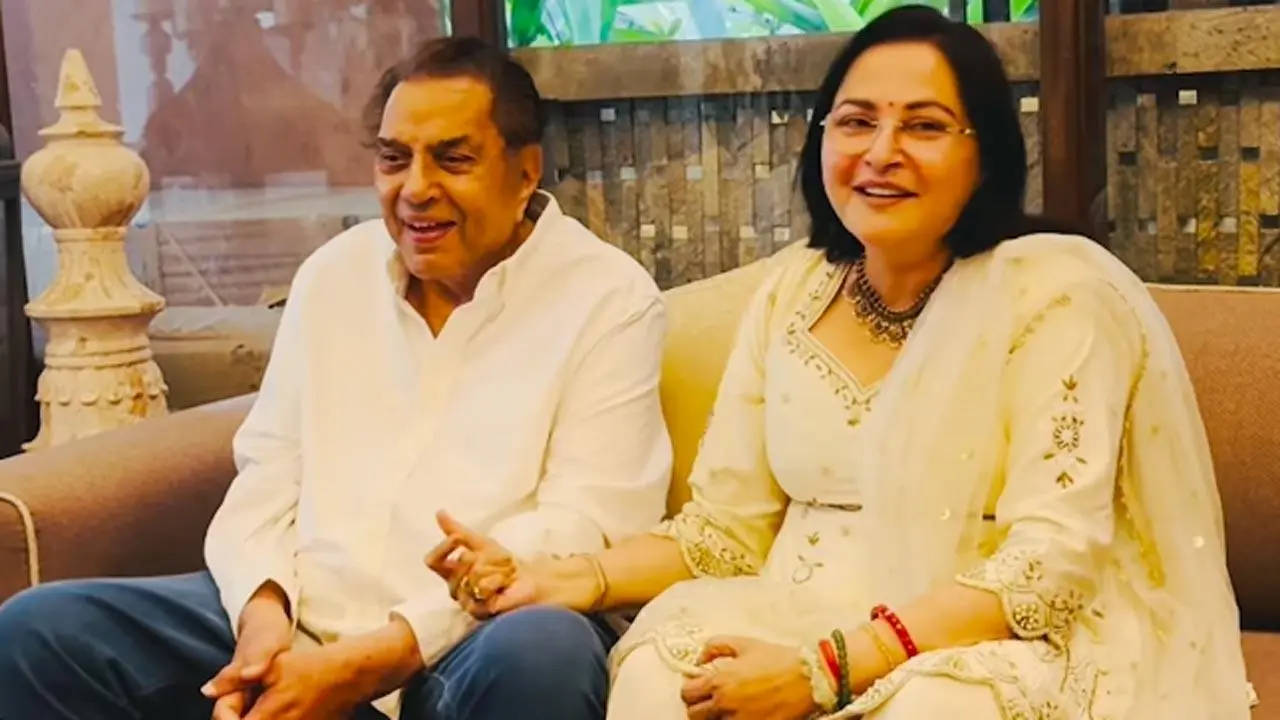 Jaya Prada enjoys `lighter moments` with Dharmendra