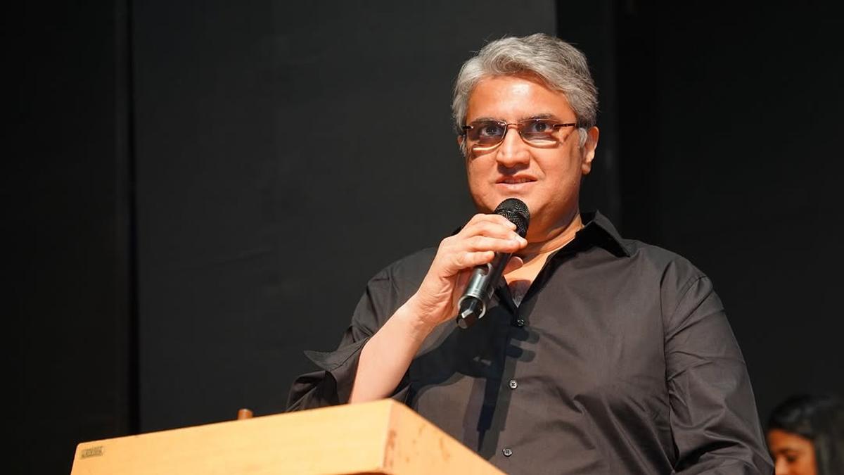 Filmmaker Manish Gupta booked for injuring driver with kitchen knife